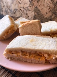 Una foto de Sándwich de huevo duro y salsa rosa 🥪