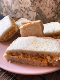 Una foto de Sándwich de huevo duro y salsa rosa 🥪