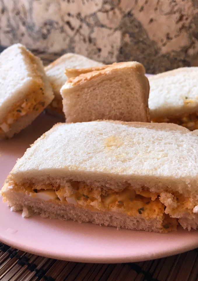 Una foto de Sándwich de huevo duro y salsa rosa 🥪