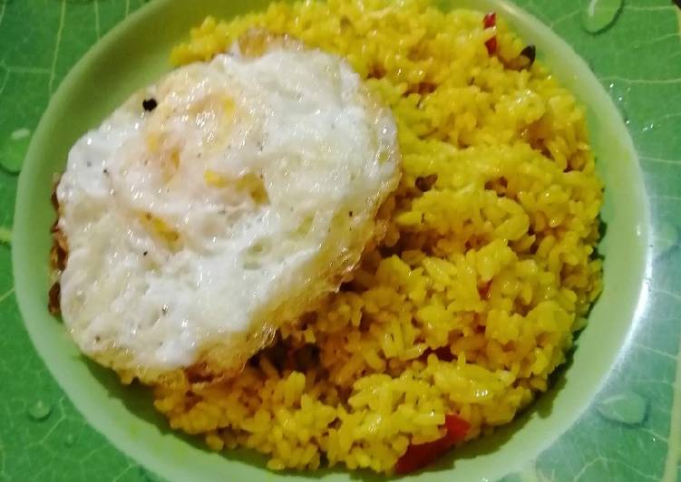 Langkah Mudah Menyiapkan Nasi goreng kuning Bikin Ngiler