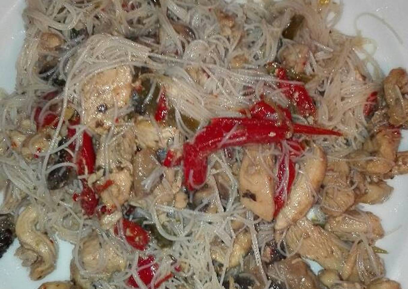 Fideos de arroz con pollo y verduras