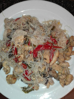 Una foto de Fideos de arroz con pollo y verduras