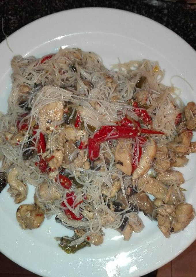 Una foto de Fideos de arroz con pollo y verduras