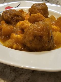 Una foto de Albóndigas de rape en salsa con patatas y gambones
