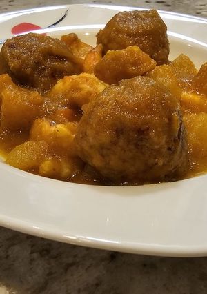 Foto principal de Albóndigas de rape en salsa con patatas y gambones