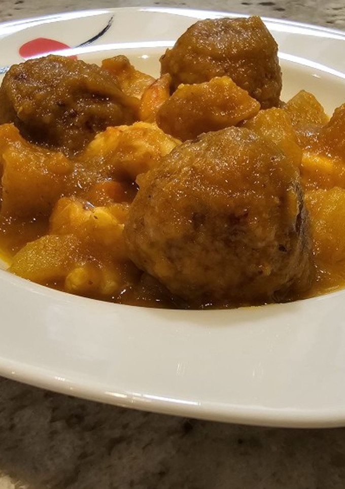 Una foto de Albóndigas de rape en salsa con patatas y gambones