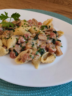 Una foto de Pasta con panceta y Frankfurt