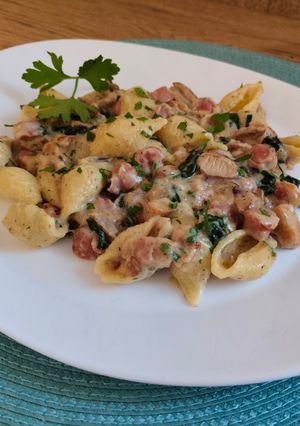 Una foto de Pasta con panceta y Frankfurt
