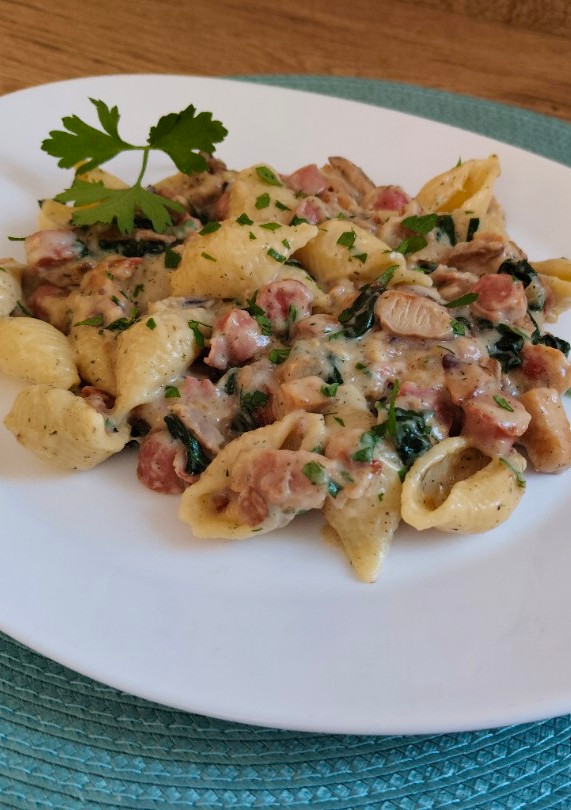 Una foto de Pasta con panceta y Frankfurt