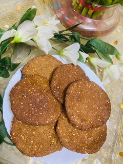 बाजरे की मीठी मठरी(Bjare ki meethi mathri recipe in Hindi) रेसिपी मुख्य फोटो