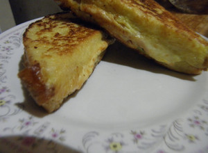 Una foto de Tostado de jamón y ananá