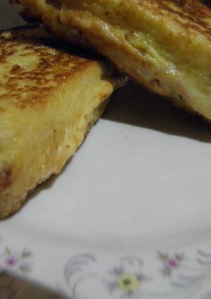 Una foto de Tostado de jamón y ananá