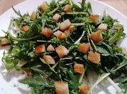 Une photo de mesclun cuit