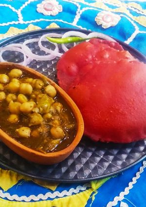 A picture of Healthy chole palak with beetroot bhatura.