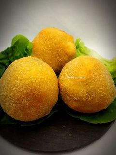 Una foto de Bombas de patata y ternera picada