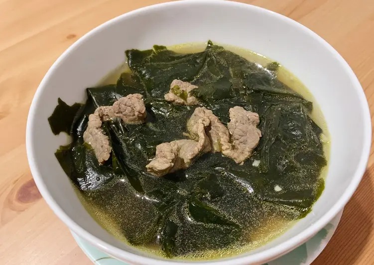 Miyeokguk 미역국 - Korean Seaweed Soup. 