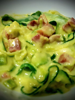 Una foto de Calabacín con jamón, ajos tiernos y salsa de aguacate y provolone