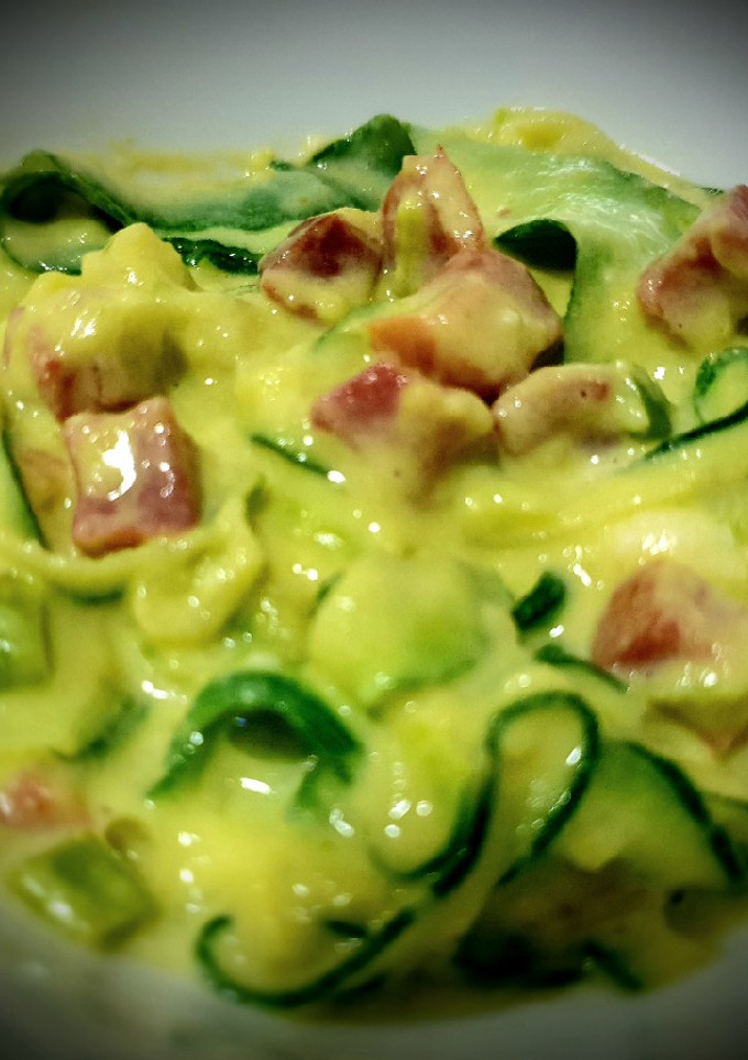 Una foto de Calabacín con jamón, ajos tiernos y salsa de aguacate y provolone