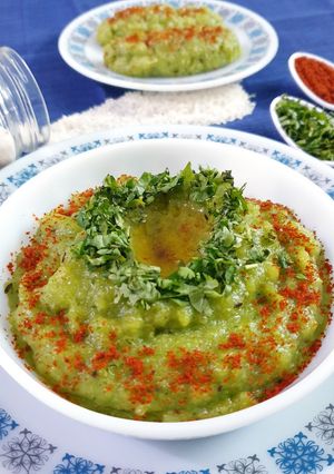 કણકી કોથમીર ખીચું (Kanki Kothmir Khichu recipe in Gujarati) રેસીપી મુખ્ય ફોટો