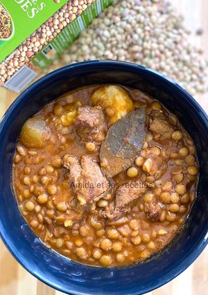 Une photo de Lentilles à la viande de bœuf et ses légumes
