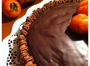 Una foto de Bizcocho con caqui y ganache al chocolate/Tarta con cachi e ganache al cioccolato