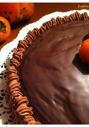 Una foto de Bizcocho con caqui y ganache al chocolate/Tarta con cachi e ganache al cioccolato