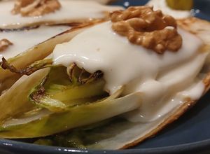 Una foto de Endivias a la plancha con emulsión de aquafaba al emmental y nueces