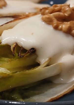 Una foto de Endivias a la plancha con emulsión de aquafaba al emmental y nueces