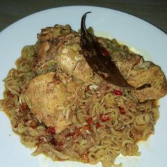 A picture of Noodles in chicken pepper soup.