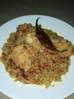 A picture of Noodles in chicken pepper soup.