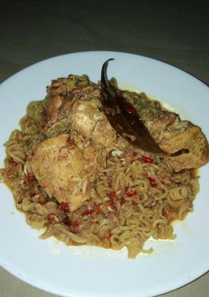A picture of Noodles in chicken pepper soup.