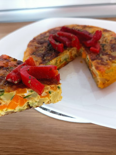 Una foto de Tortilla de bubango, zanahoria y cebolla