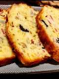 Pan relleno de cebolla, jamón, bacon, queso y aceitunas con un toque de orégano y ajo (sin lactosa)