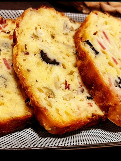 Una foto de Pan relleno de cebolla, jamón, bacon, queso y aceitunas con un toque de orégano y ajo (sin lactosa)
