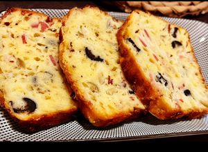Foto principal de Pan relleno de cebolla, jamón, bacon, queso y aceitunas con un toque de orégano y ajo (sin lactosa)