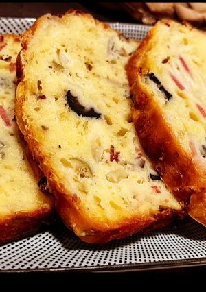 Una foto de Pan relleno de cebolla, jamón, bacon, queso y aceitunas con un toque de orégano y ajo (sin lactosa)