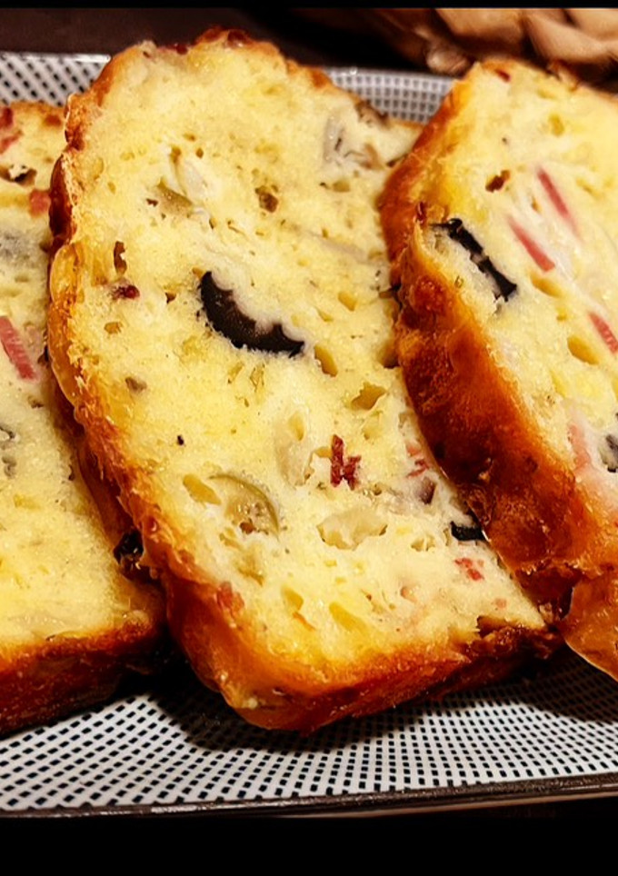 Una foto de Pan relleno de cebolla, jamón, bacon, queso y aceitunas con un toque de orégano y ajo (sin lactosa)