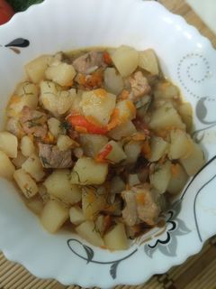 Фото Жаркое со свининой, картофелем и овощами.
