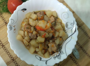 Фото Жаркое со свининой, картофелем и овощами.