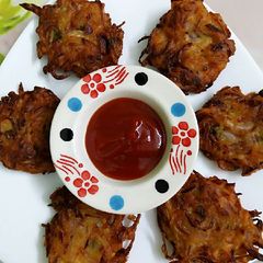A picture of Piyaji (onion fritters).