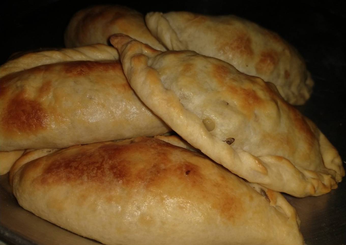 Pastes hidalguenses de papas con rajas y carne