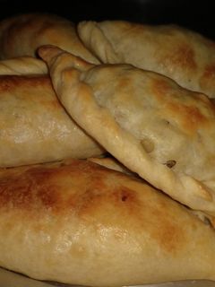 Una foto de Pastes hidalguenses de papas con rajas y carne