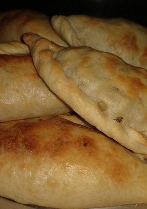 Una foto de Pastes hidalguenses de papas con rajas y carne