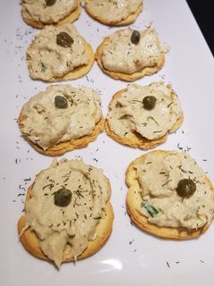 Una foto de Canapés o volovanes navideño con mousse de atún