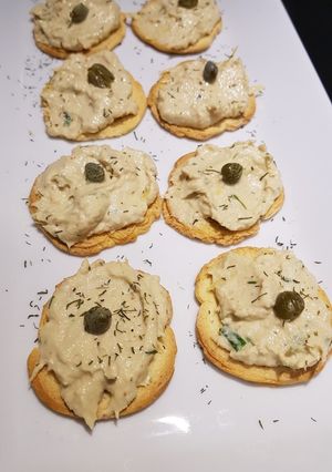 Una foto de Canapés o volovanes navideño con mousse de atún