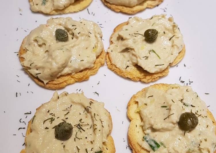 Canapés o volovanes navideño con mousse de atún