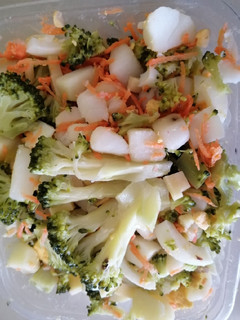 Una foto de Ensalada de papa, brócoli, Zanahoria y más 🥦🥕🥔🧀