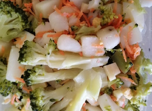 Una foto de Ensalada de papa, brócoli, Zanahoria y más 🥦🥕🥔🧀