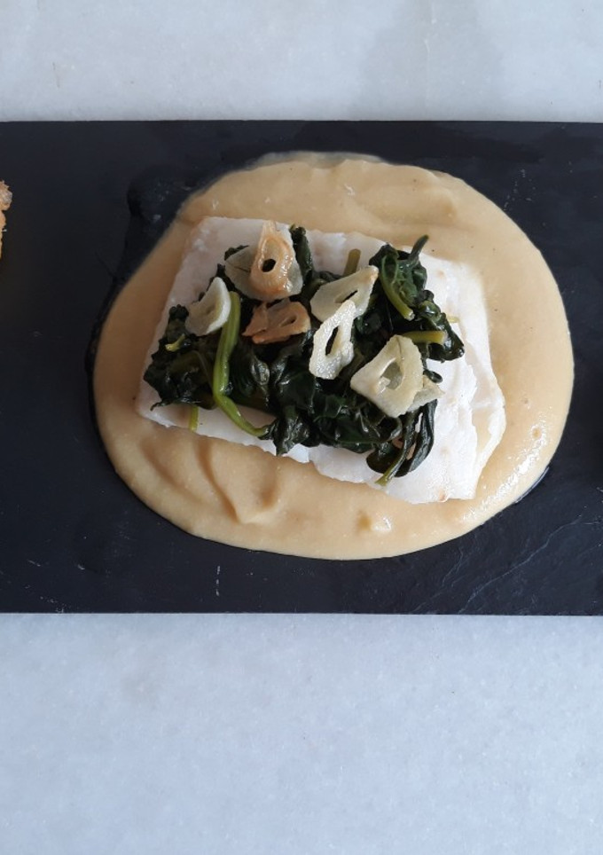 Una foto de Parmentier de garbanzos, bacalao a baja temperatura y espinacas
