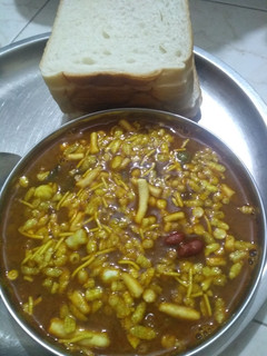 પુના મિસળ(Misal Recipe In Gujarati) રેસીપી મુખ્ય ફોટો